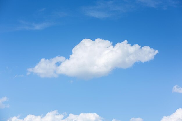 雲のクローズアップと青空