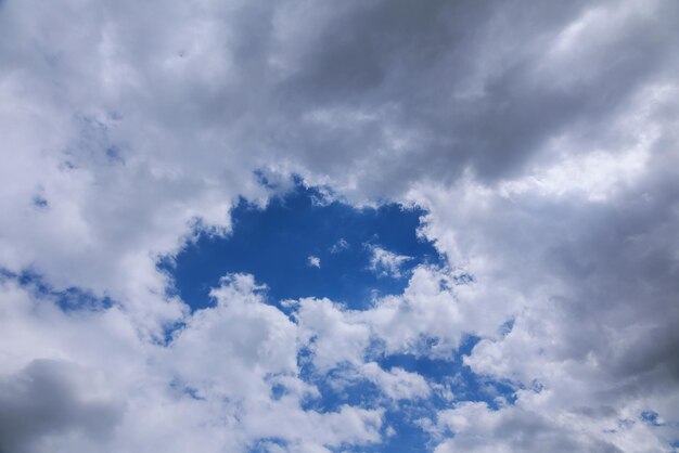 青い空と雲のクローズアップ