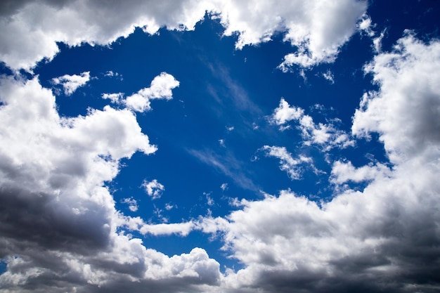 雲のクローズアップと青い空