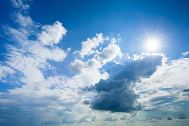 雲のクローズアップと青い空