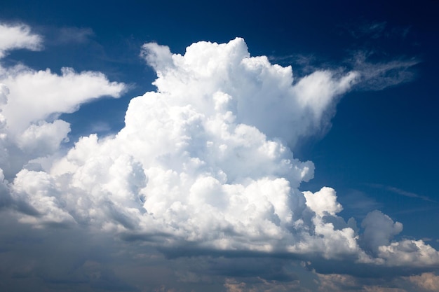 雲のクローズアップと青空