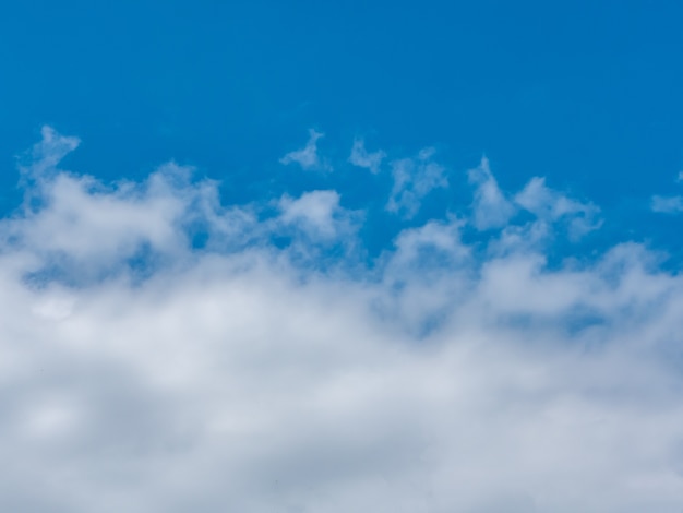 晴れた日に雲がある青空