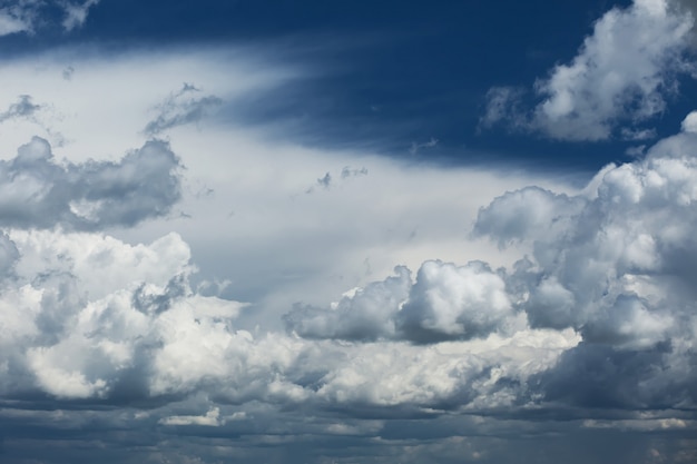 雲晴れた日の青い空