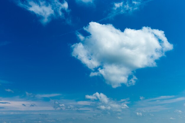 雲と青い空