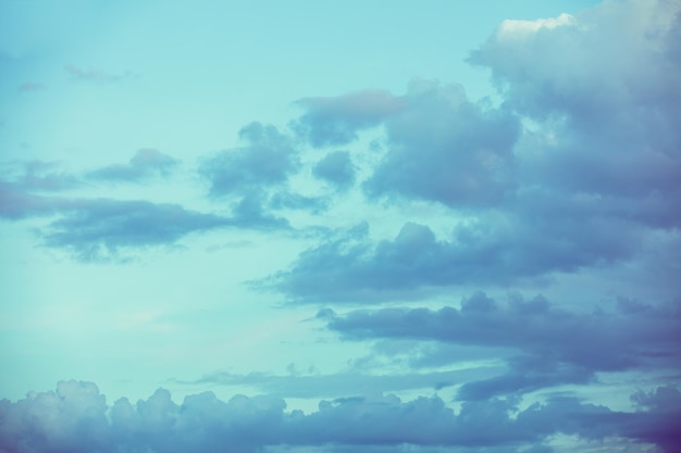 雲と青い空抽象的な自然の空の背景