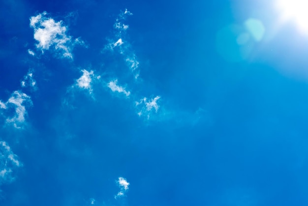 写真 雲と太陽の青い空 外の晴れた日の背景