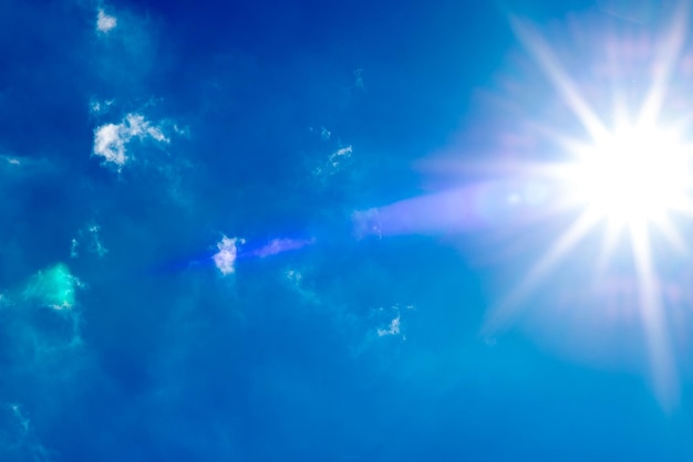 写真 雲と太陽の青い空 外の晴れた日の背景