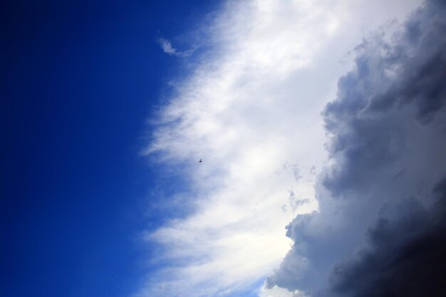 구름 배경과 비행기가 있는 푸른 하늘