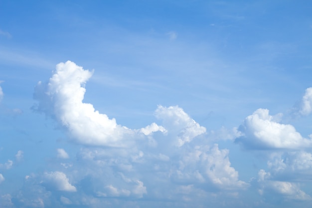 Il cielo blu con sfondo nuvole ha spazio per mettere testo o prodotto