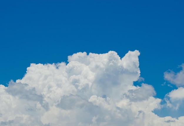 雲の背景と青い空夏時間美しい空