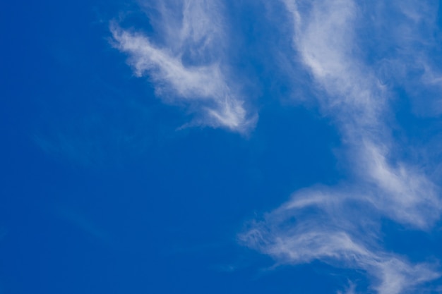 Фото Голубое небо с облаками фон, летнее время, красивое небо