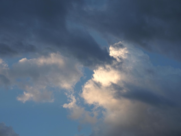 雲の背景と青い空