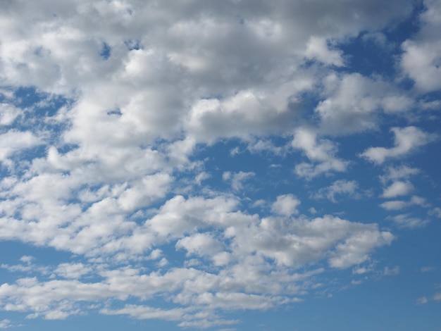 雲の背景と青い空