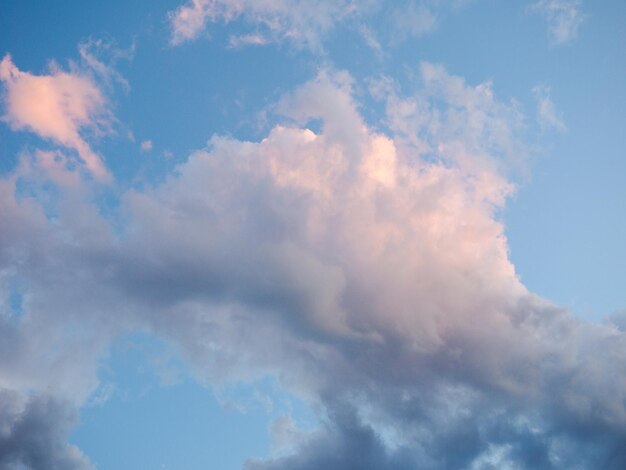 雲の背景と青い空