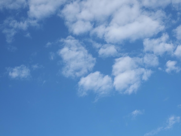 雲の背景と青い空