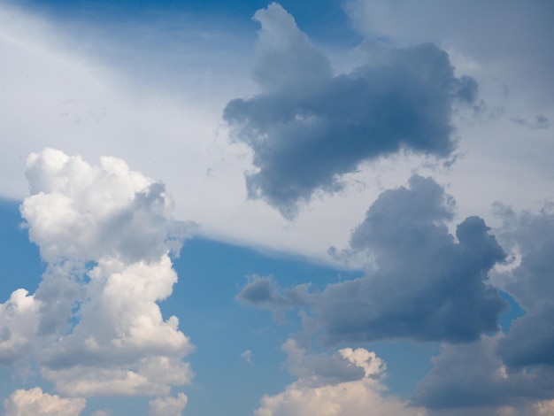 雲の背景と青い空