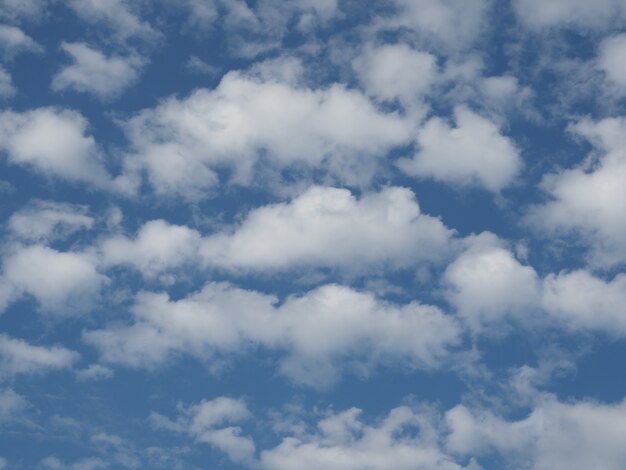 雲の背景と青い空