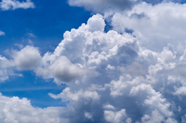 雲のある青い空と、真ん中に白い雲のある青い空。