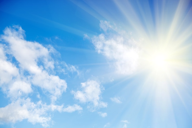 Photo blue sky with clouds and bright sunlight. high quality photo