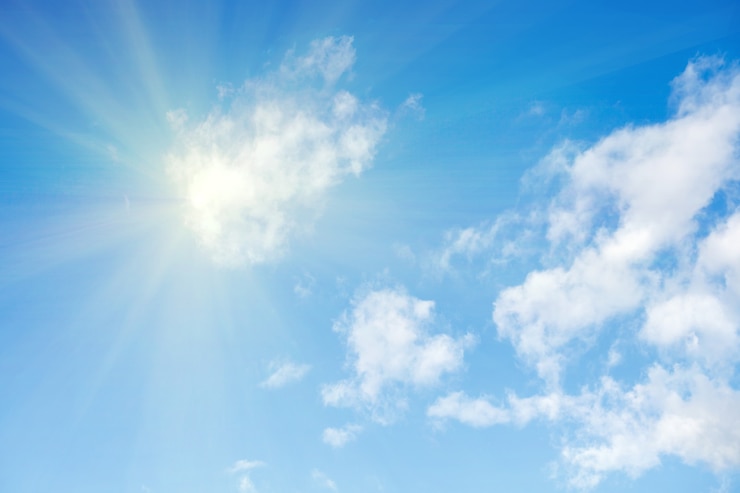 Photo blue sky with clouds and bright sunlight. high quality photo