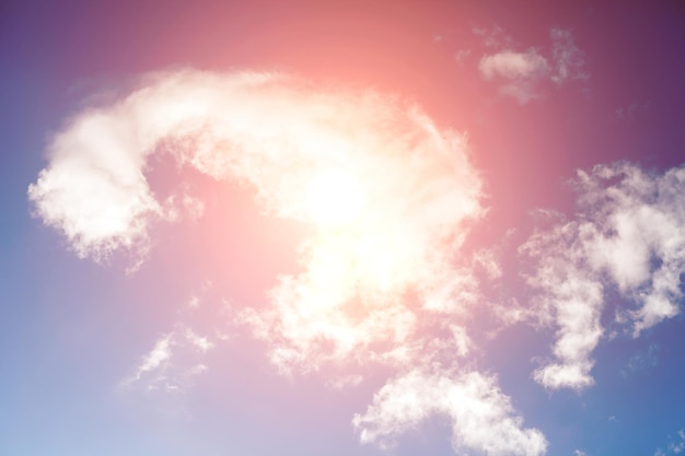 雲と明るい日光の青い空。高品質の写真