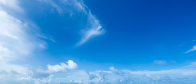 雲のクローズアップと青い空