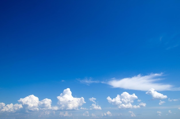 雲のクローズアップと青い空