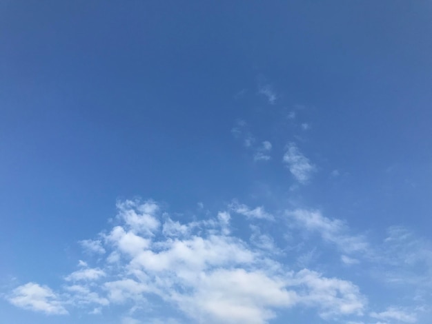 구름과 약간의 구름이 있는 푸른 하늘 푸른 하늘에 아름다움 구름이 있는 아름다운 하늘 배경