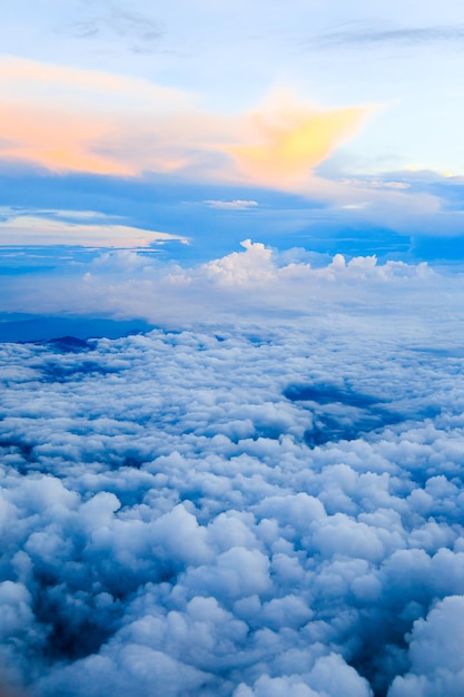 平面図からの雲と青い空