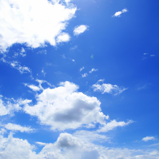 雲と大きな白い雲のある青い空