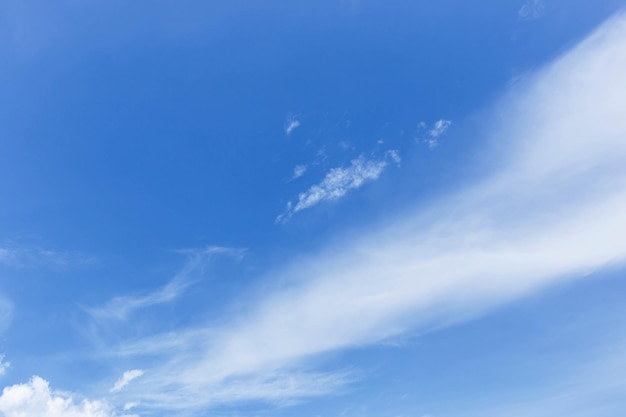 雲のある青い空たくさんの美しい白