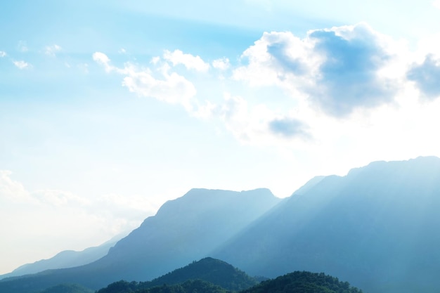 雲と山のピークと青い空