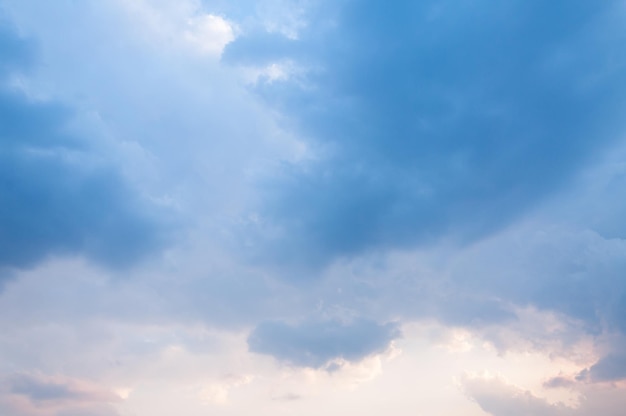 梅雨の雲と青い空空に嵐が降る前の雲