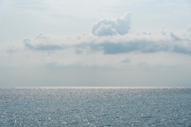 Cielo blu con nuvole sopra l'acqua di mare. composizione della natura. tailandia