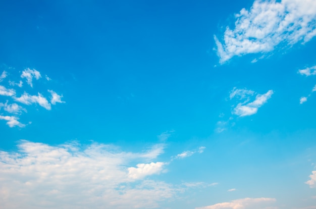 雲と太陽の光と青い空。