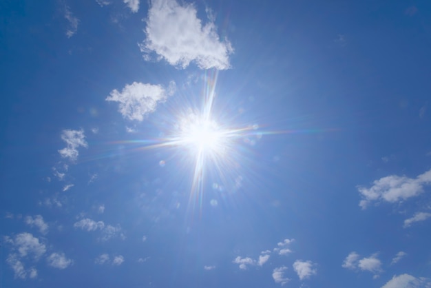 雲と太陽の反射と青空。夏の日中は太陽が輝きます