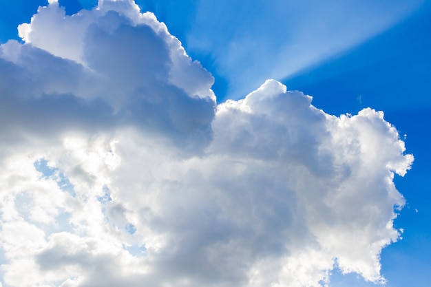 背景のための雲の中の水の雲と太陽の反射と青い空