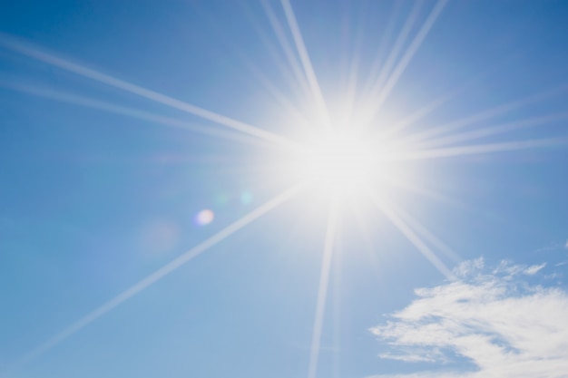 雲と太陽の反射と青い空