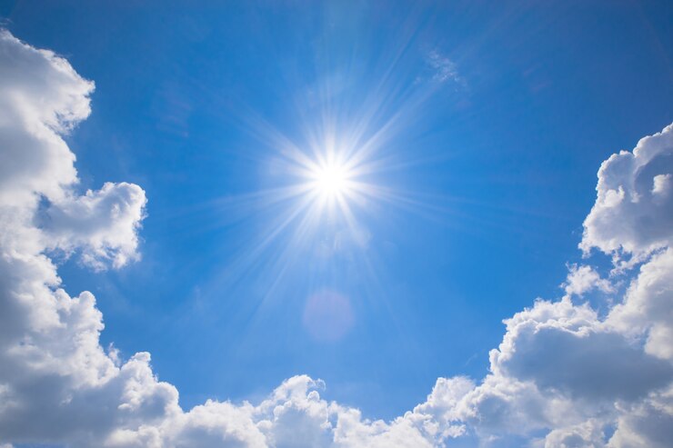 Photo blue sky with clouds and sun reflection.