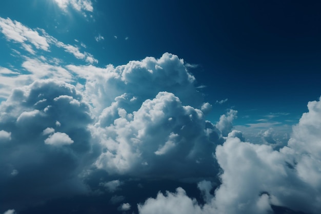 雲と太陽が差し込む青い空