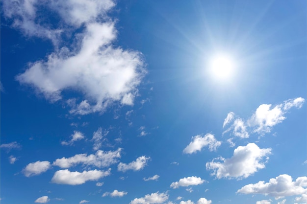 Foto un cielo azzurro con nuvole e un sole