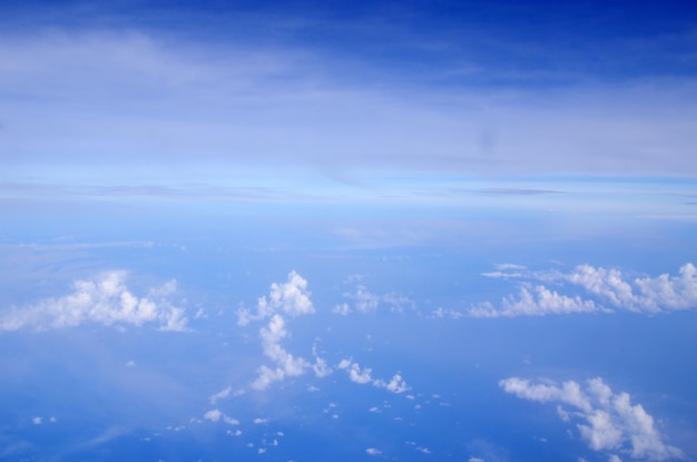 雲と太陽がある青空