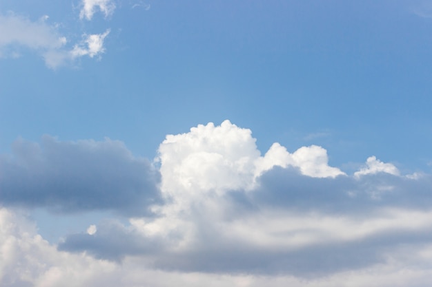 晴れた日に雲と青い空