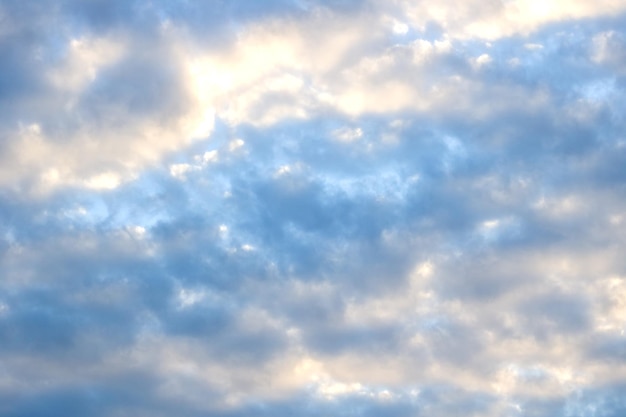 Foto cielo blu con nuvole al tramonto