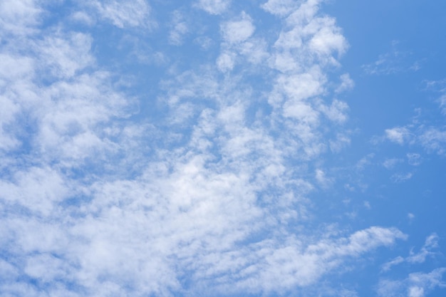 구름과 흰 구름이있는 푸른 하늘