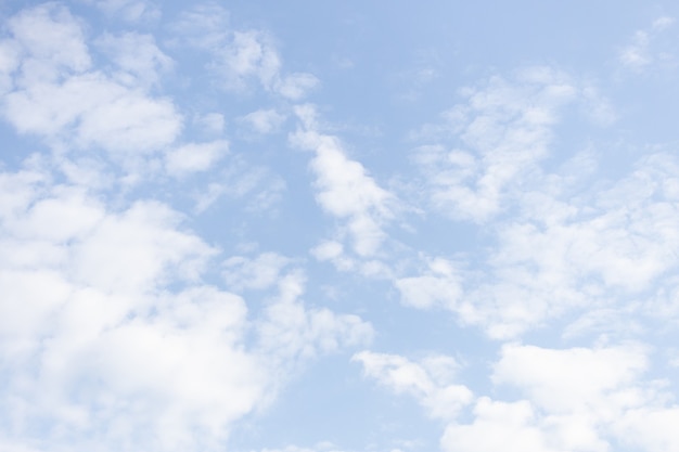 明るい日光と雲と青い空。高品質の写真