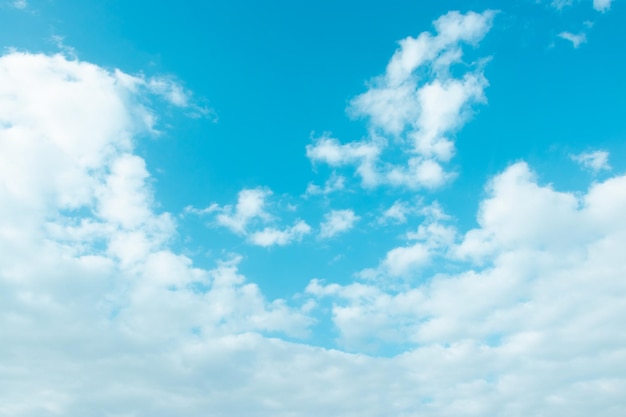 雲と青い空、真ん中にヨーロッパという言葉