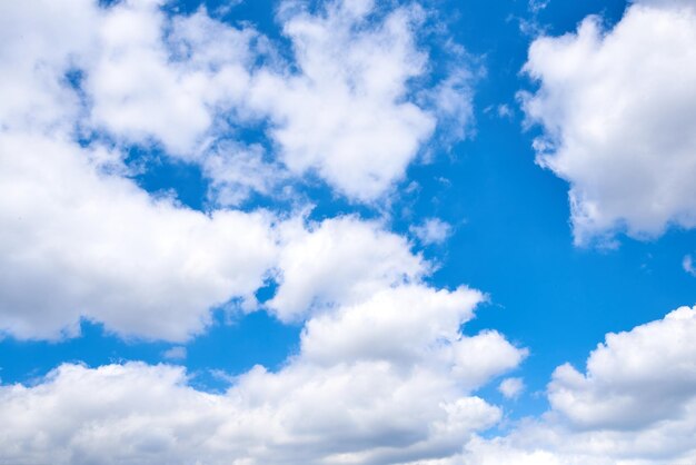 Photo the blue sky with clouds