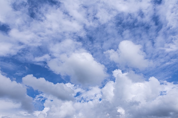 雲と青い空