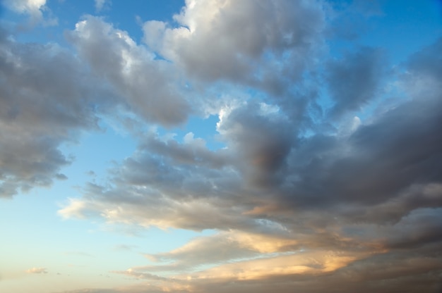 Cielo azzurro con nuvole